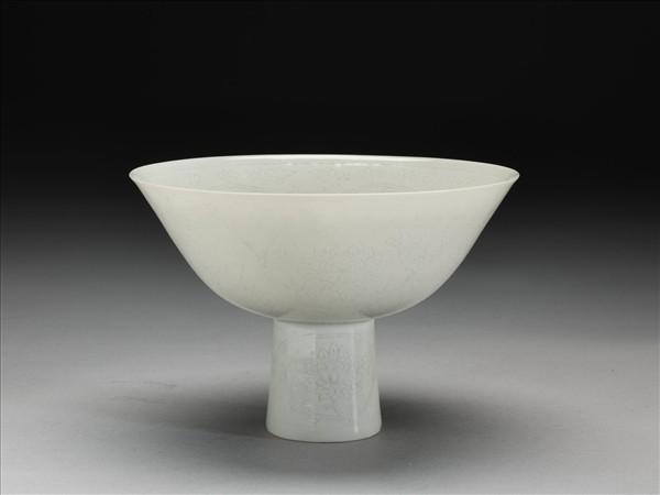 青白瓷劃花番蓮紋高足碗