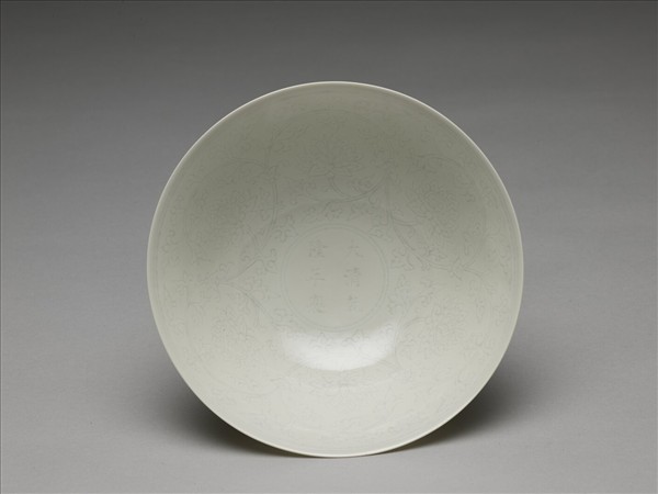 青白瓷劃花番蓮紋高足碗