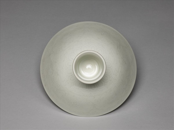 青白瓷劃花番蓮紋高足碗