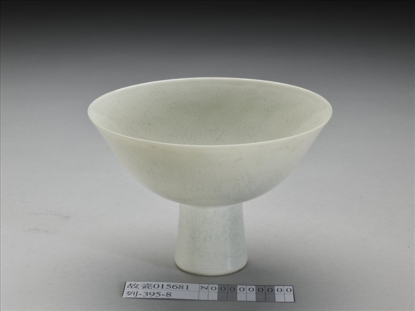 青白瓷劃花番蓮紋高足碗