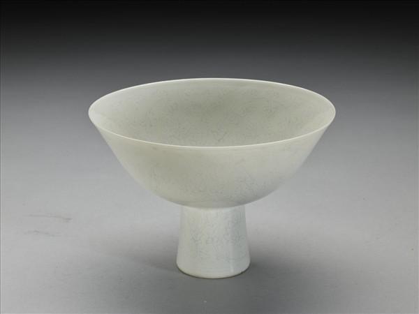 青白瓷劃花番蓮紋高足碗