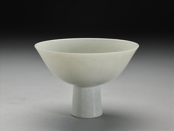 青白瓷劃花番蓮紋高足碗