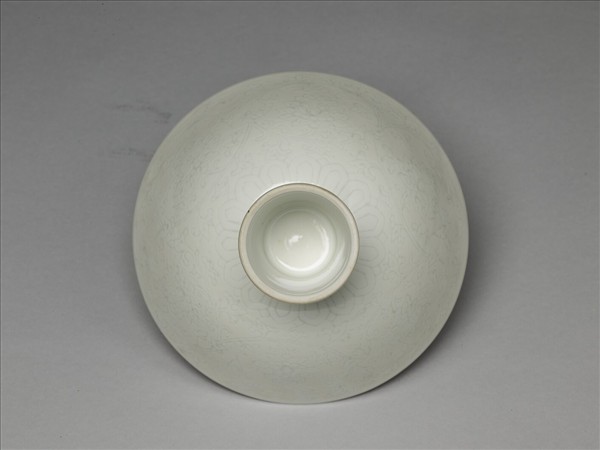 青白瓷劃花番蓮紋高足碗