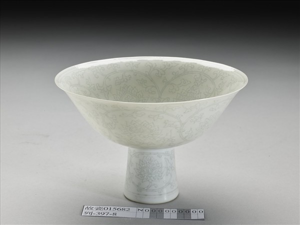 青白瓷劃花番蓮紋高足碗