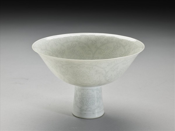 青白瓷劃花番蓮紋高足碗