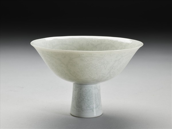 青白瓷劃花番蓮紋高足碗