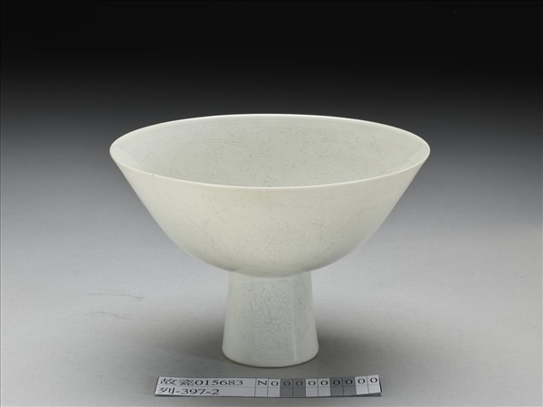 青白瓷劃花番蓮紋高足碗