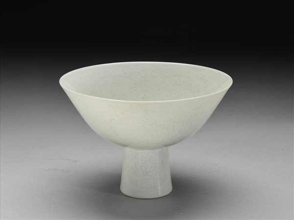 青白瓷劃花番蓮紋高足碗