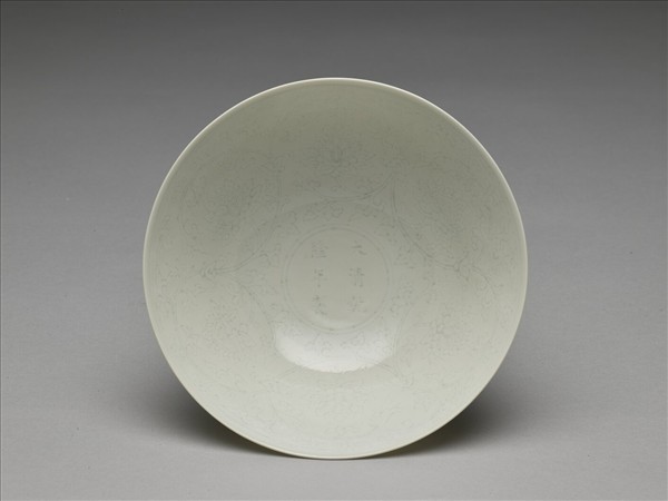 青白瓷劃花番蓮紋高足碗