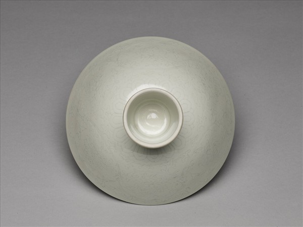 青白瓷劃花番蓮紋高足碗