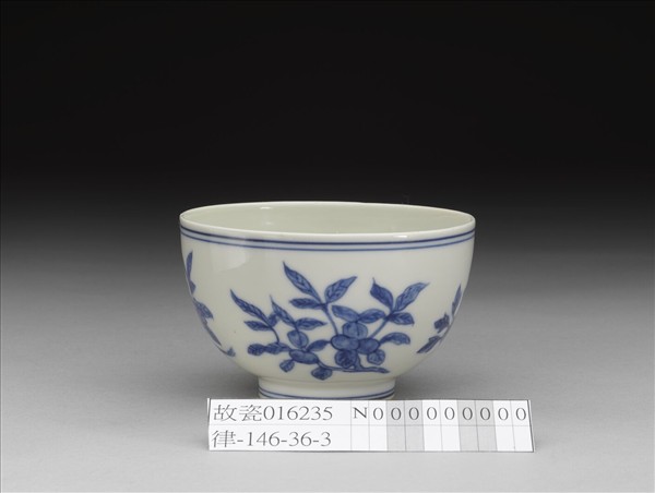 青花折枝四季花果紋杯