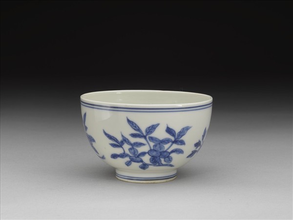 青花折枝四季花果紋杯