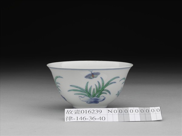 青花鬥彩花蝶杯