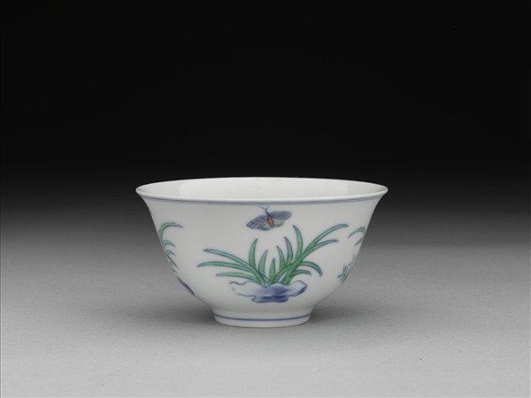 青花鬥彩花蝶杯