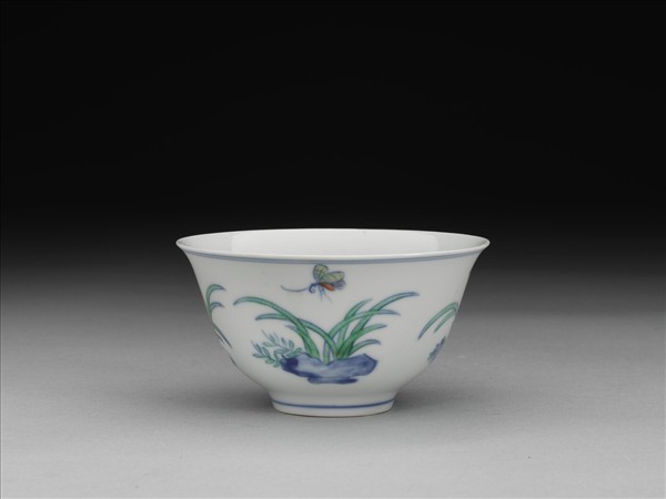 青花鬥彩花蝶杯
