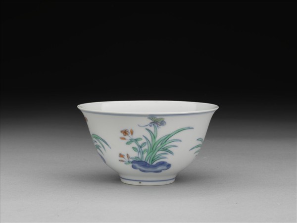 青花鬥彩花蝶杯