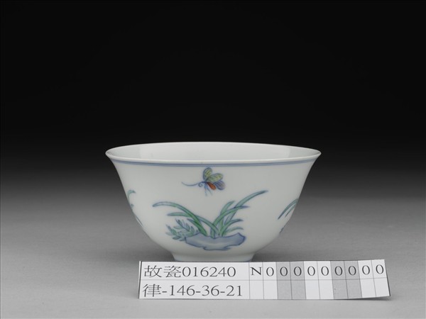 青花鬥彩花蝶杯