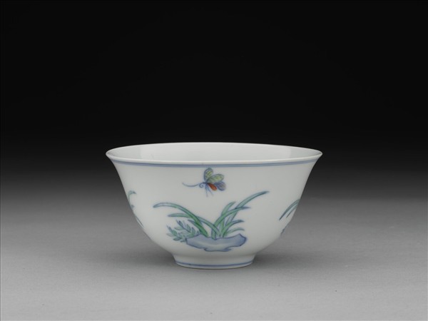青花鬥彩花蝶杯