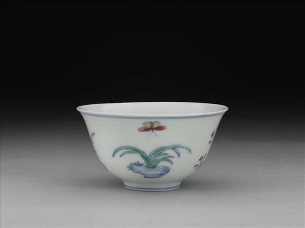 青花鬥彩花蝶杯