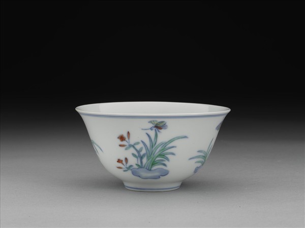 青花鬥彩花蝶杯