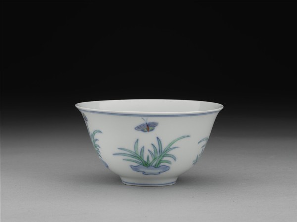 青花鬥彩花蝶杯