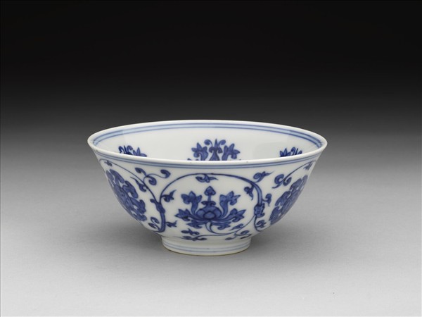 青花轉枝寶蓮紋碗