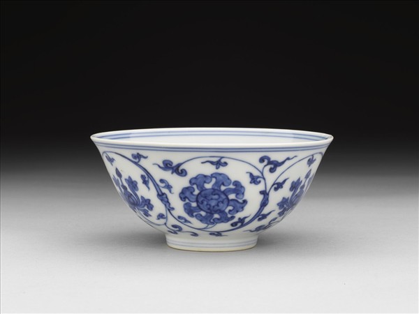 青花轉枝寶蓮紋碗