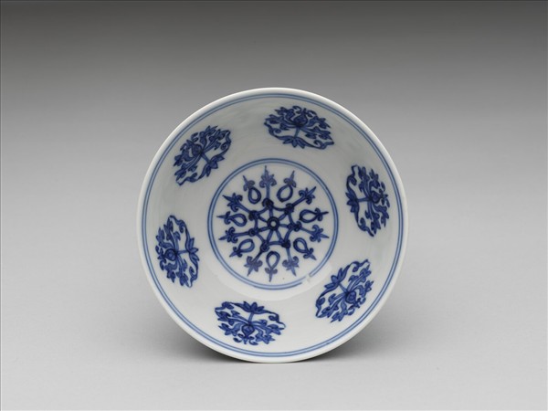 青花轉枝寶蓮紋碗
