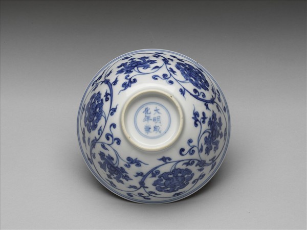 青花轉枝寶蓮紋碗