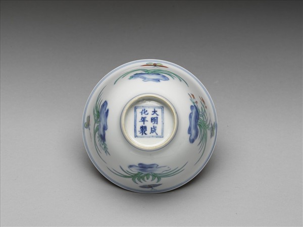 青花鬥彩花蝶杯