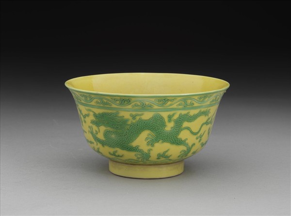 嬌黃綠彩雙龍壽字鍾