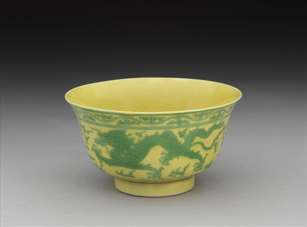 嬌黃綠彩雙龍壽字鍾