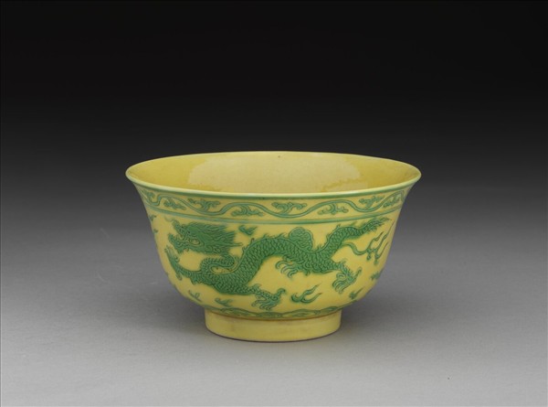 嬌黃綠彩雙龍壽字鍾