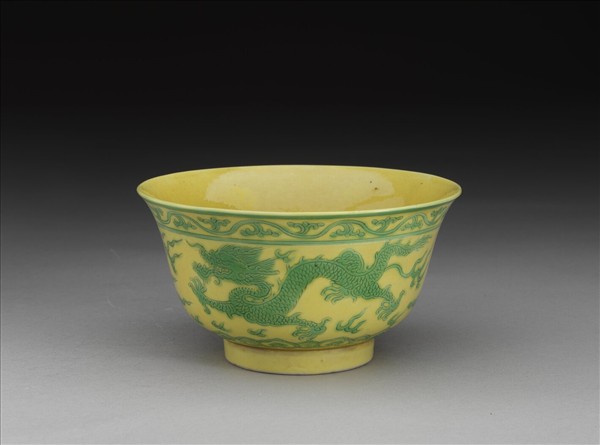 嬌黃綠彩雙龍壽字鍾