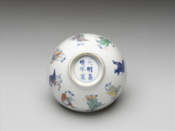 鬥彩八仙紋茶鍾