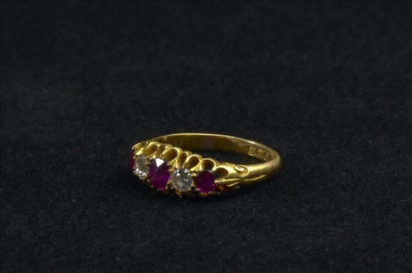 嵌鑽石、紅寶金戒指