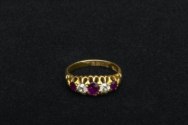 嵌鑽石、紅寶金戒指