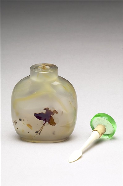 瑪瑙蝴蝶鼻煙壺