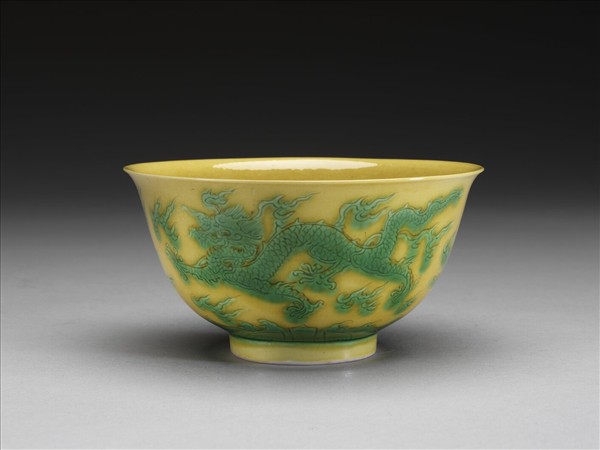 黃釉綠彩雙龍紋碗