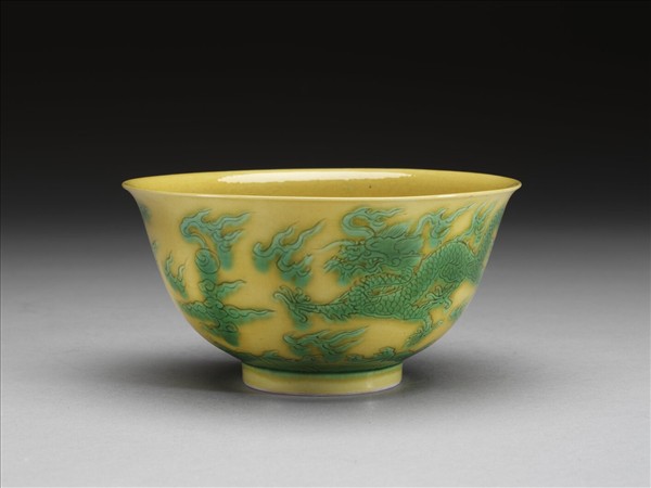 黃釉綠彩雙龍紋碗