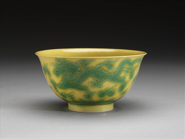 黃釉綠彩雙龍紋碗