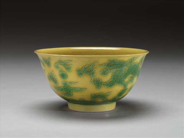 黃釉綠彩雙龍紋碗