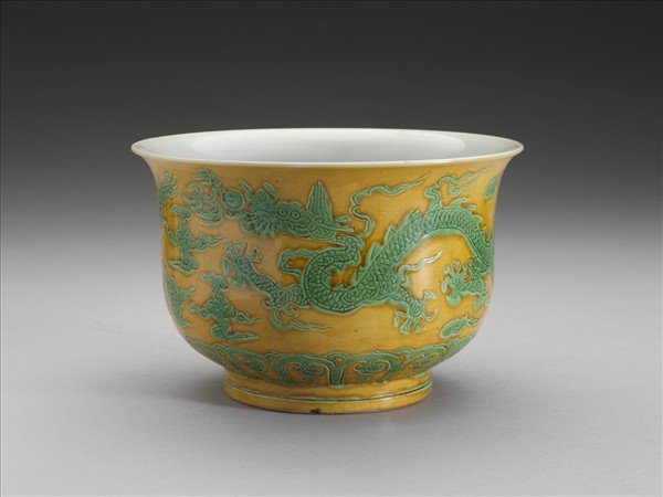 黃地綠彩雲龍紋碗