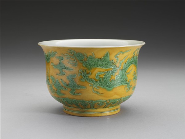 黃地綠彩雲龍紋碗