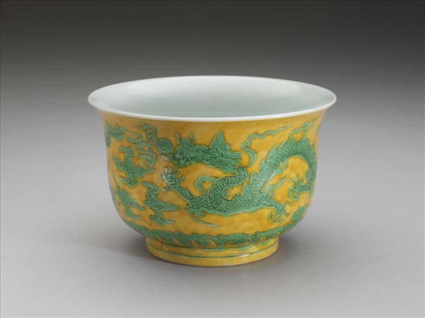 黃地綠彩雲龍紋碗