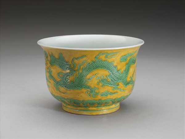 黃地綠彩雲龍紋碗