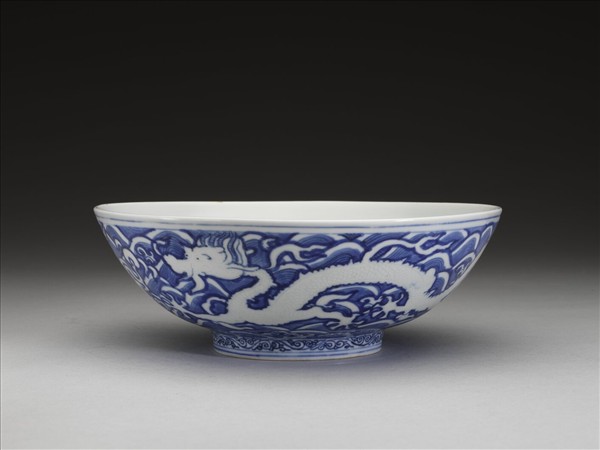 青花波濤龍紋碗