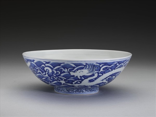 青花波濤龍紋碗