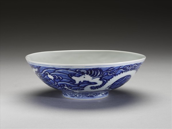 青花波濤龍紋碗
