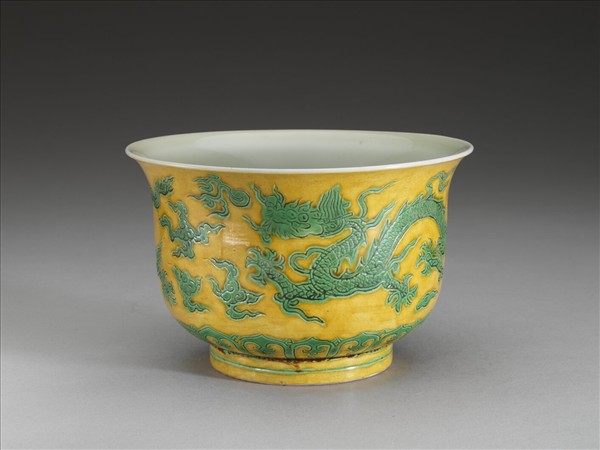 黃地綠彩雲龍紋碗